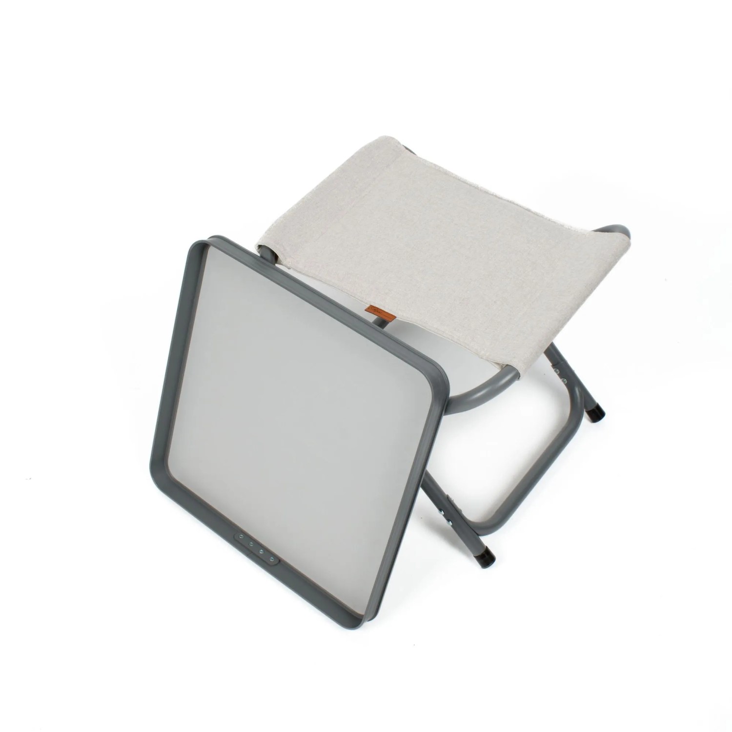 Beiger Camping Klapphocker "Titan" mit Tischauflage, vielseitig als Hocker, Tisch oder Tablett nutzbar.