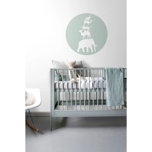 ESTAhome Wandtattoo: Runde, mintgrüne Tapete mit gestapelten Tieren (Elefant, Kamel, Affe, Vogel), Ø 70 cm.