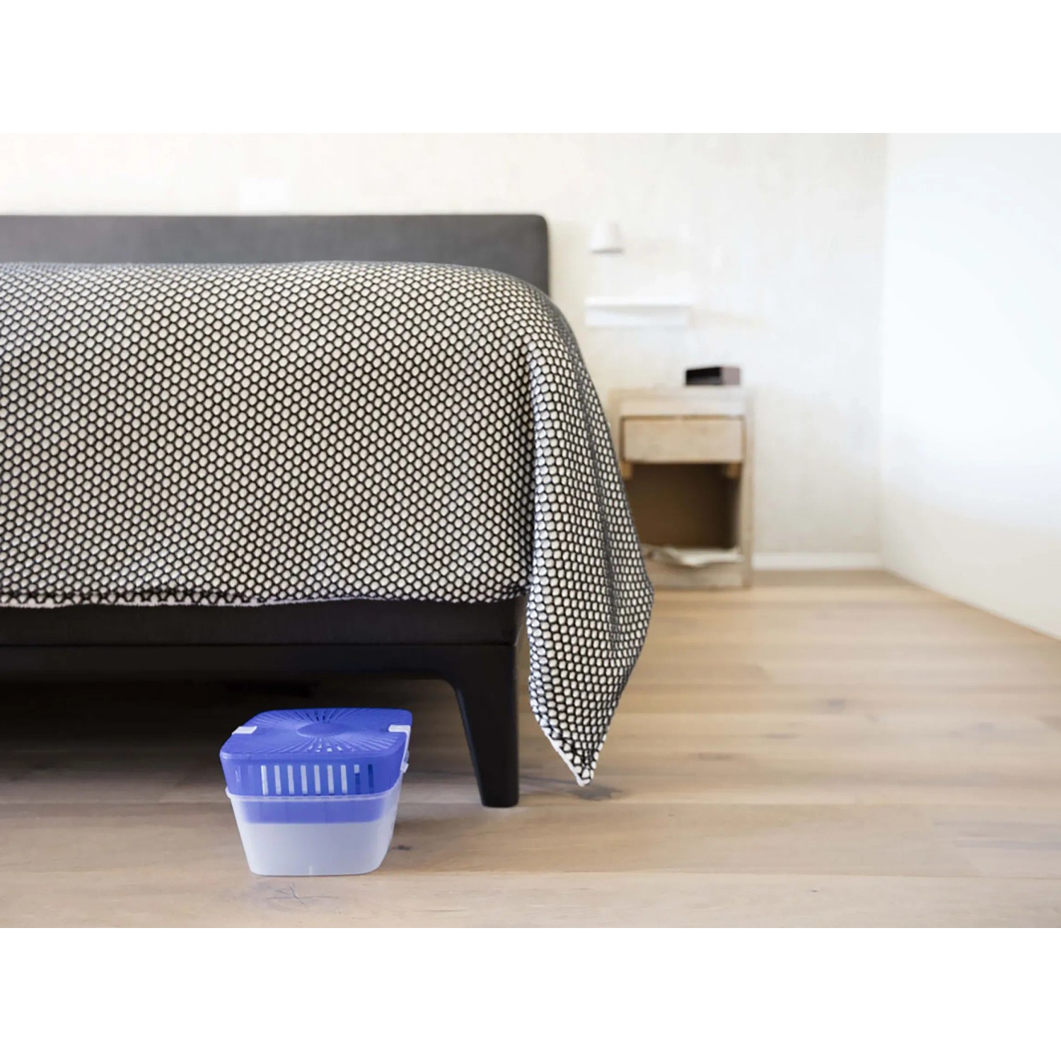 UHU Luftentfeuchter Original 450g im Schlafzimmer unter dem Bett. Luftentfeuchter zur Reduzierung der Raumfeuchtigkeit.