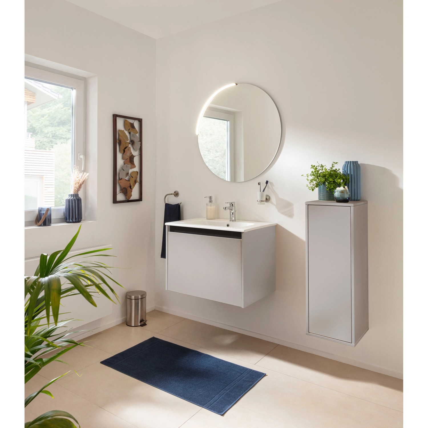 Fackelmann Moon Spiegel (80 cm) mit LED-Leuchte in einem modernen Badezimmer.