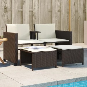Braunes 2-Sitzer Gartensofa Set mit Tisch und Hockern aus Poly Rattan und cremefarbenen Kissen.