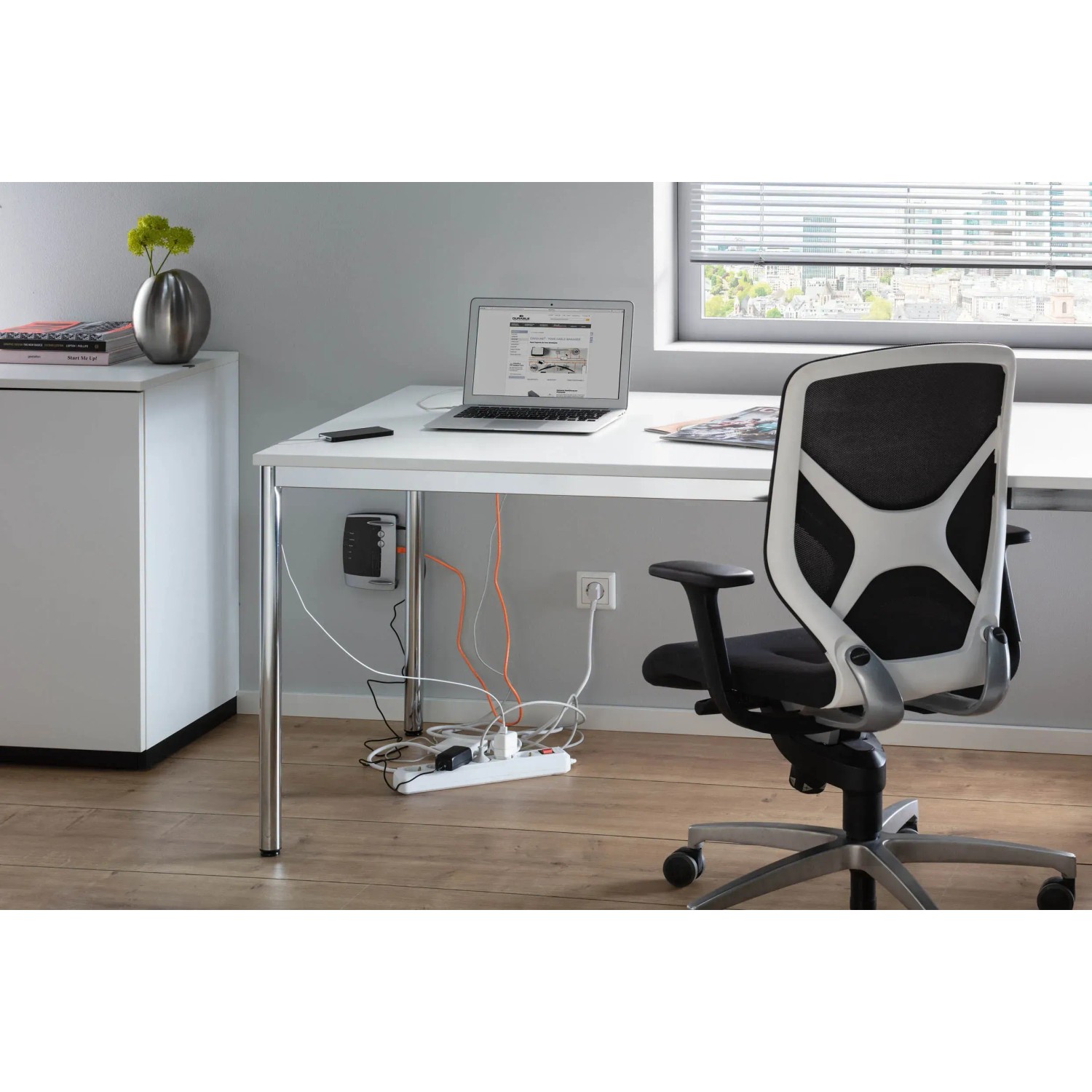 Helle Büro-Szene mit Durable Cavoline Kabelbox L, die Kabel unter einem Schreibtisch ordnet.