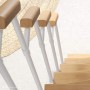 Raumspartreppe Delta Premium Buche Natur, Metall weiß, mit Geländer. Innentreppe mit Holzstufen.