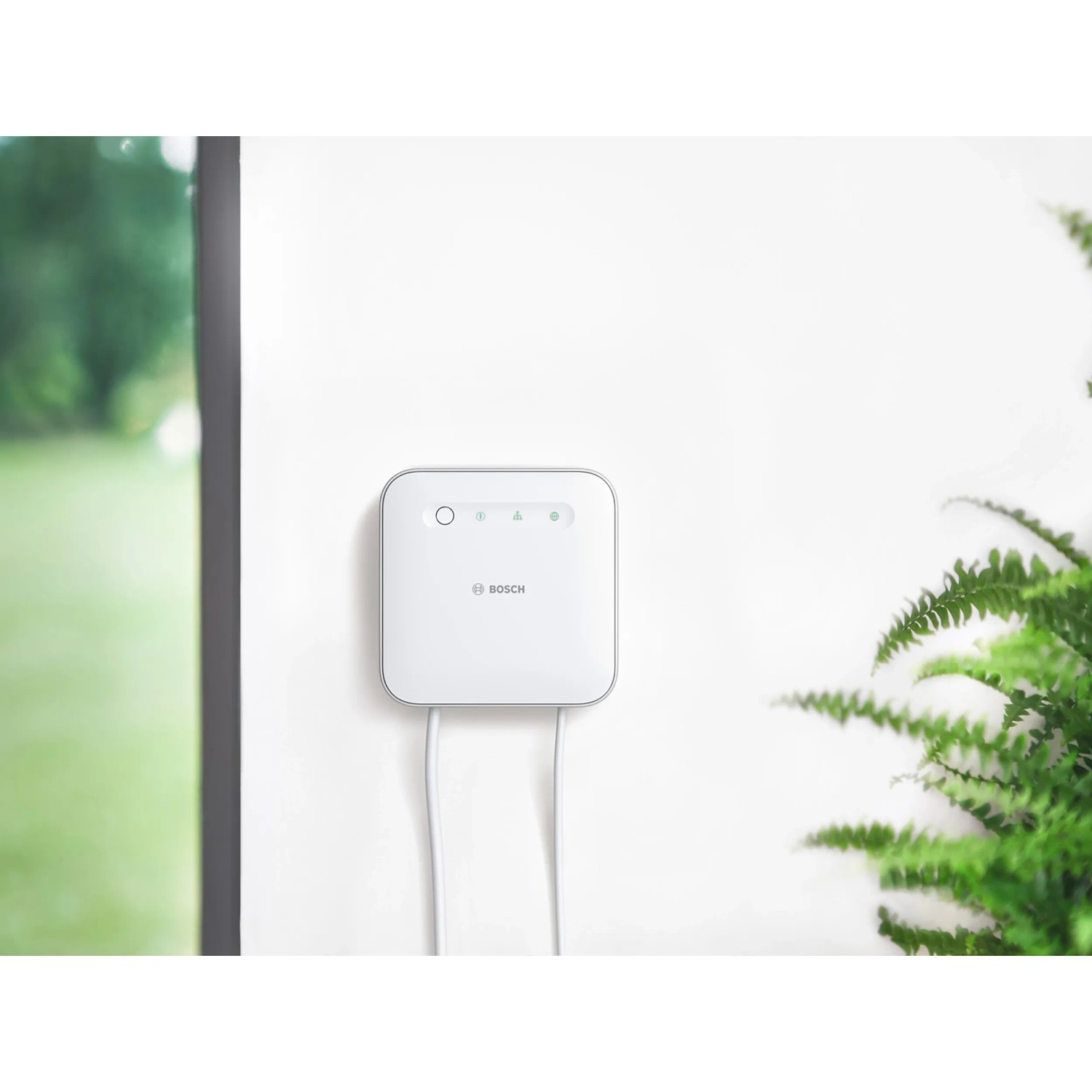 Bosch Smart Home Starter-Set Beschattung: Weißer Controller an der Wand mit Kabeln.