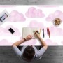 Rosa PVC Schreibtischunterlage mit Wolkenmuster, Person zeichnet am Schreibtisch. Ideal für Bürobedarf.