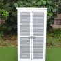 Leco Gartenschrank Momo, 160 cm, grau-weiß, mit Lamellentüren für Garten, Terrasse oder Balkon.