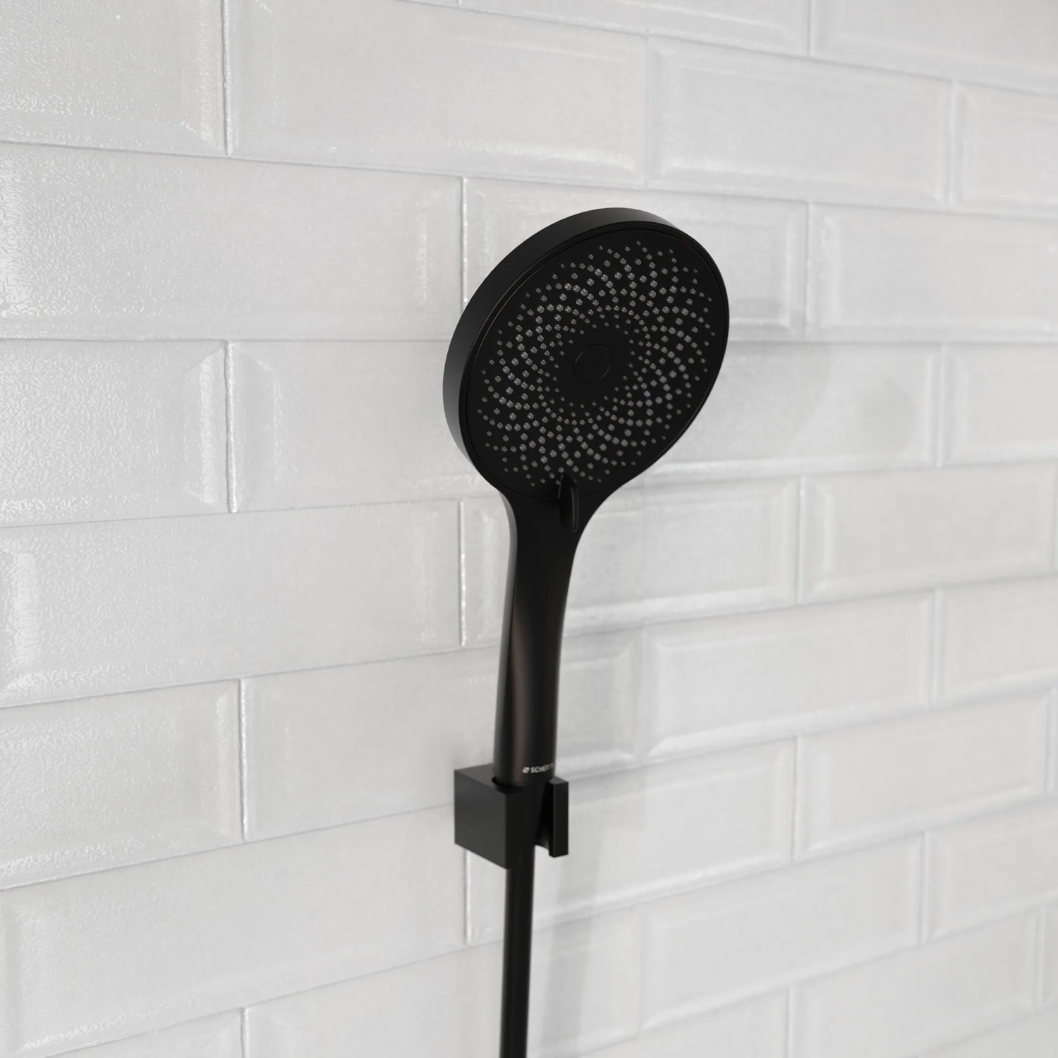 Schütte Handbrause-Set Raven, Schwarz Matt, an weißer Wand. Brauseset mit Antikalk-Noppen.