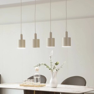 Cremefarbene Lindby Pendelleuchte Ovelia, 4-flammig, aus Metall über Esstisch.