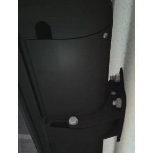 Detailaufnahme der anthrazitfarbenen MCW Kassettenmarkise (5x3m) mit Wandhalterung.