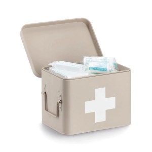 Offene, beige Zeller Medizinbox aus Metall mit weißem Kreuz und Medikamenten.