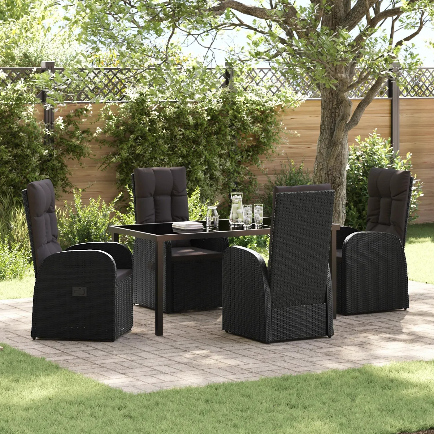 Schwarze 5-teilige Garten Essgruppe aus Poly Rattan mit Tisch und Sesseln inklusive Kissen.
