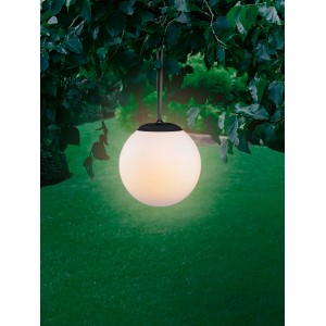 Weiße Solar-Pendelleuchte Sersale als Deko im Garten oder auf der Terrasse.