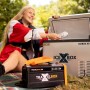 Cross Tools Kühlbox Icebox 40 mit Akkubox Travelbox 500 im Outdoor-Einsatz.
