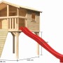 Karibu Stelzenhaus Benjamin mit roter Rutsche und Holzrampe. Spielturm aus Holz in Natur.