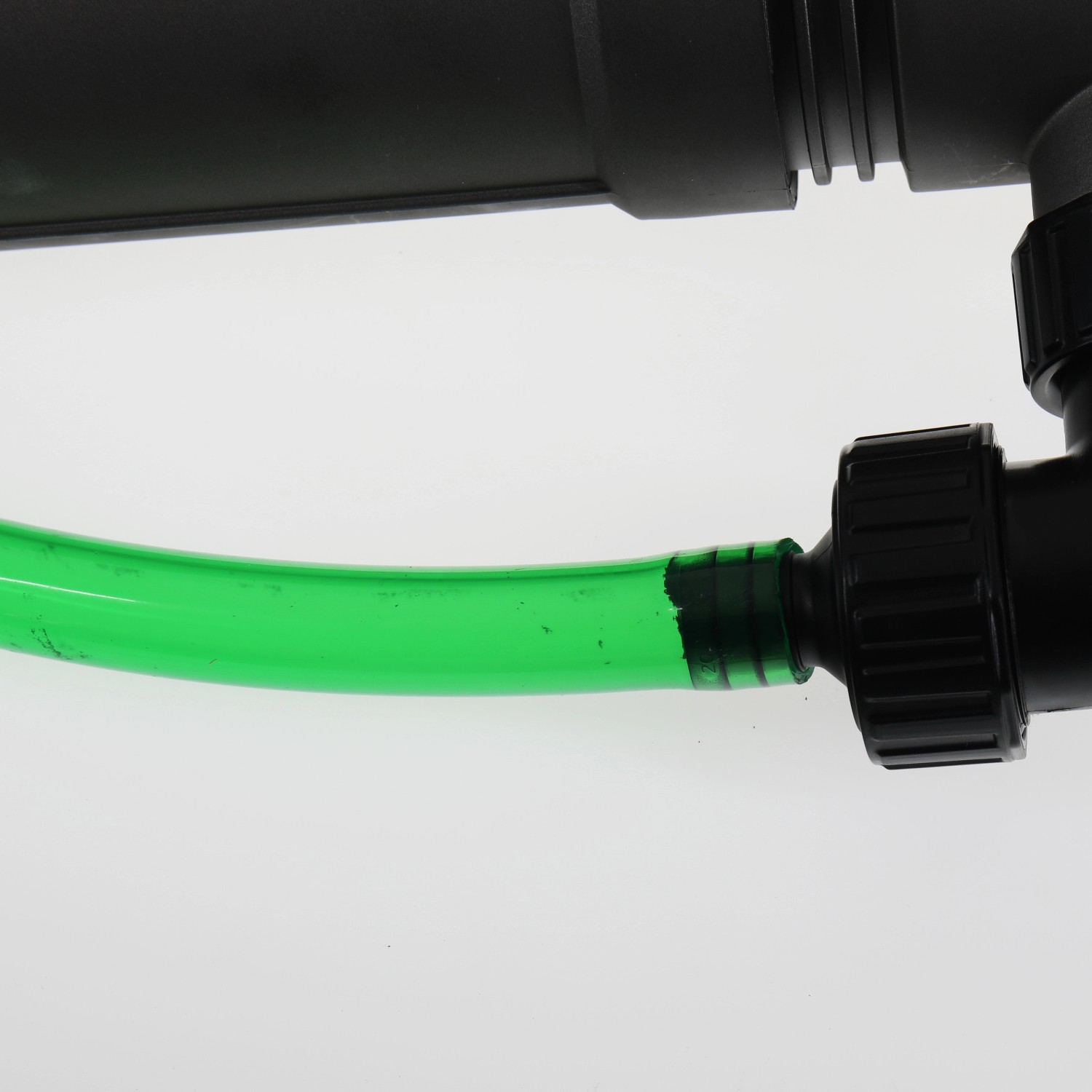Grüner JBL Aquarium Schlauch (Ø 16/22 mm) verbunden mit schwarzem Anschlussstück.