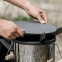 Petromax Grillplatte mit Kochkreuz wird auf einen Raketenofen gesetzt.