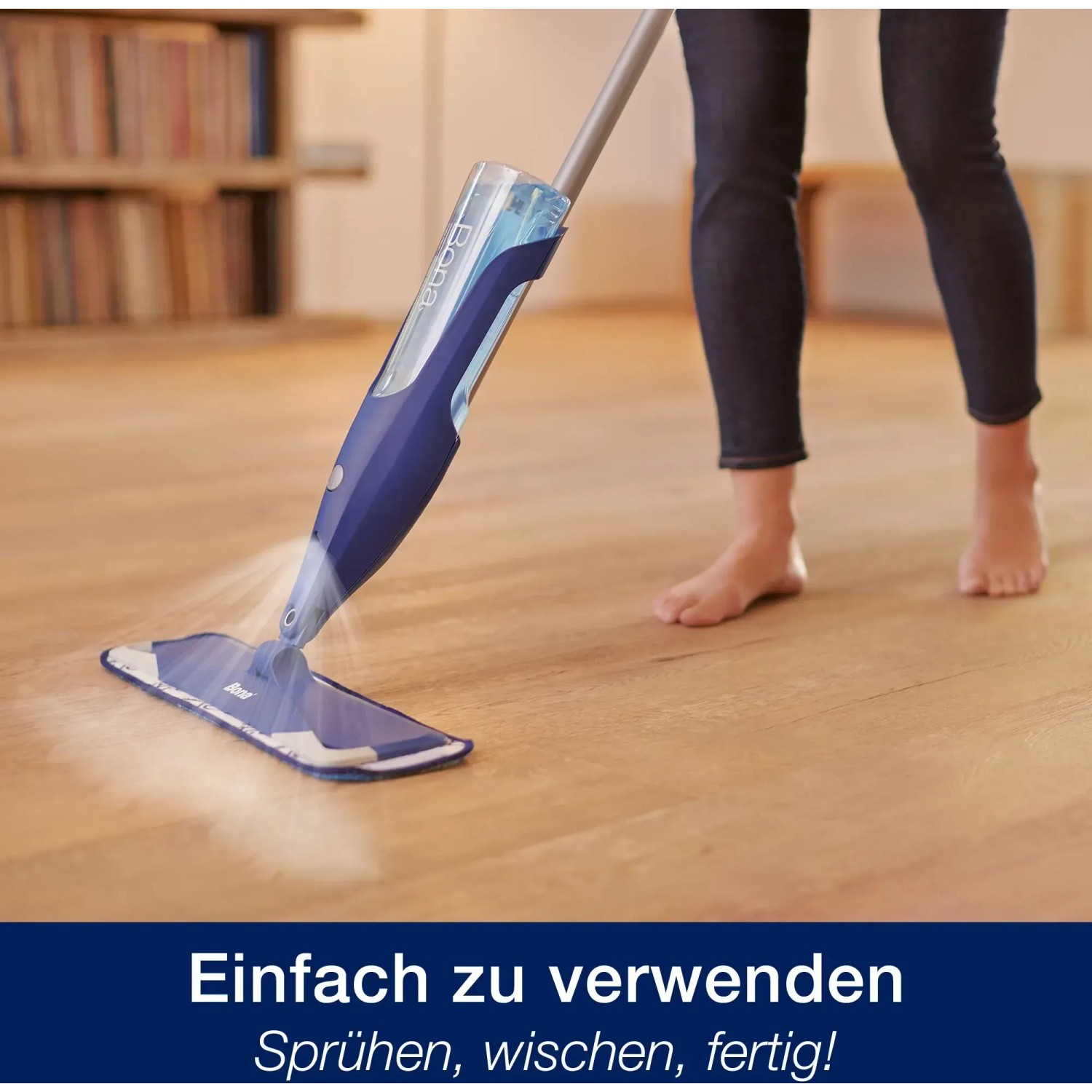 Bona Premium Spray Mop für Parkettböden in Aktion, reinigt Holzboden