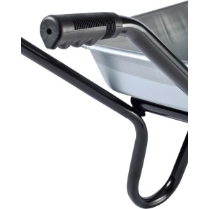 Detailaufnahme: Griff und verzinkte Mulde der Einrad-Schubkarre, Baugerät für Heimwerker.