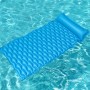 Blaue Bestway Luftmatratze Float'n Roll (213x86cm) auf dem Wasser. Ideal zum Entspannen und Sonnen.