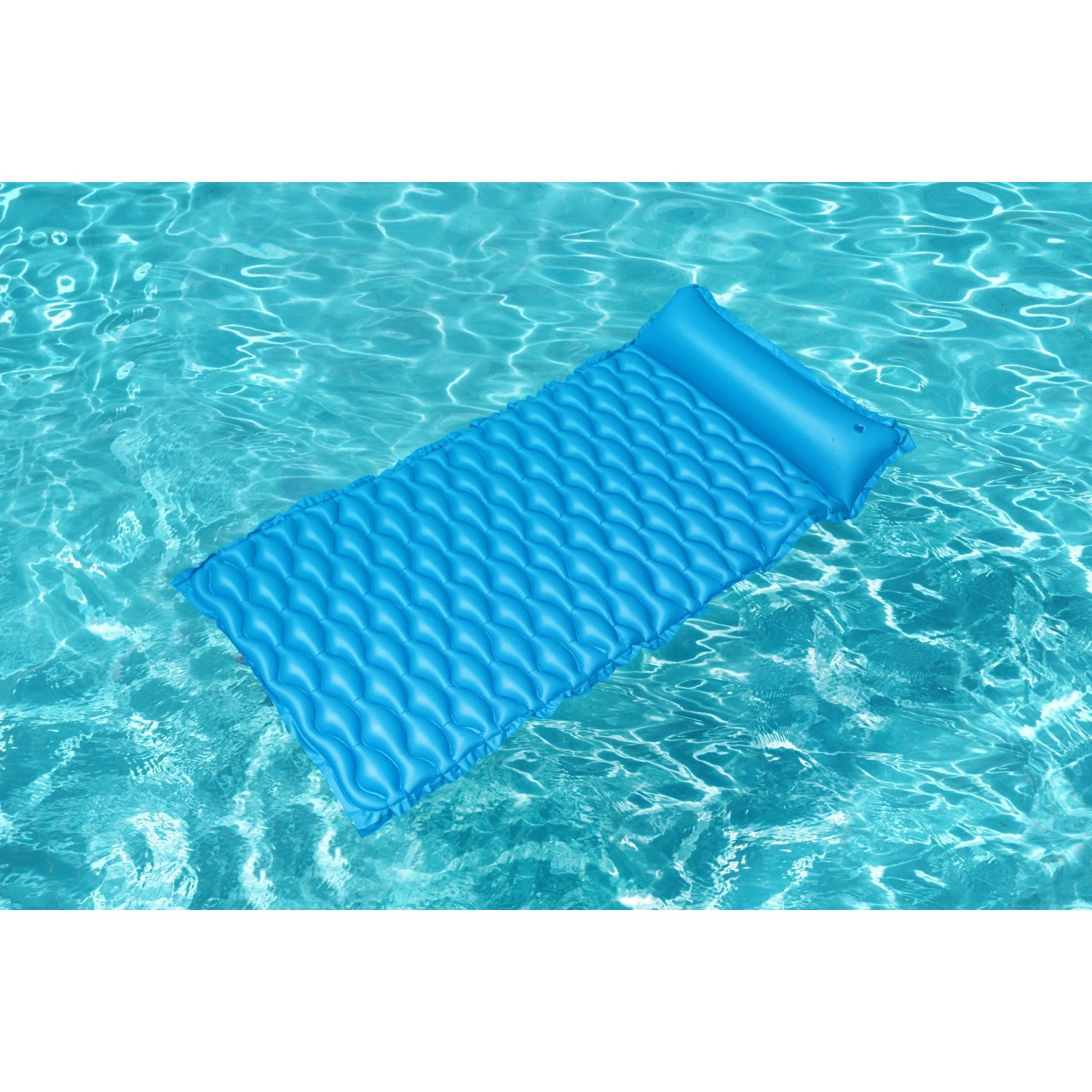 Blaue Bestway Luftmatratze Float'n Roll (213x86cm) auf dem Wasser. Ideal zum Entspannen und Sonnen.