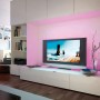 Paulmann YourLED RGB-Strip, 97cm, als indirekte Beleuchtung hinter einem TV-Gerät.
