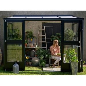 Begehbares Juliana Gewächshaus Veranda 4 in Anthrazit mit Pflanzen und Frau.