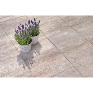 Diephaus Terrassenplatte Aliam Muschelbeige, 60x40 cm, mit geflammter Sandsteinoptik. Zwei Lavendeltöpfe auf der Terrasse.