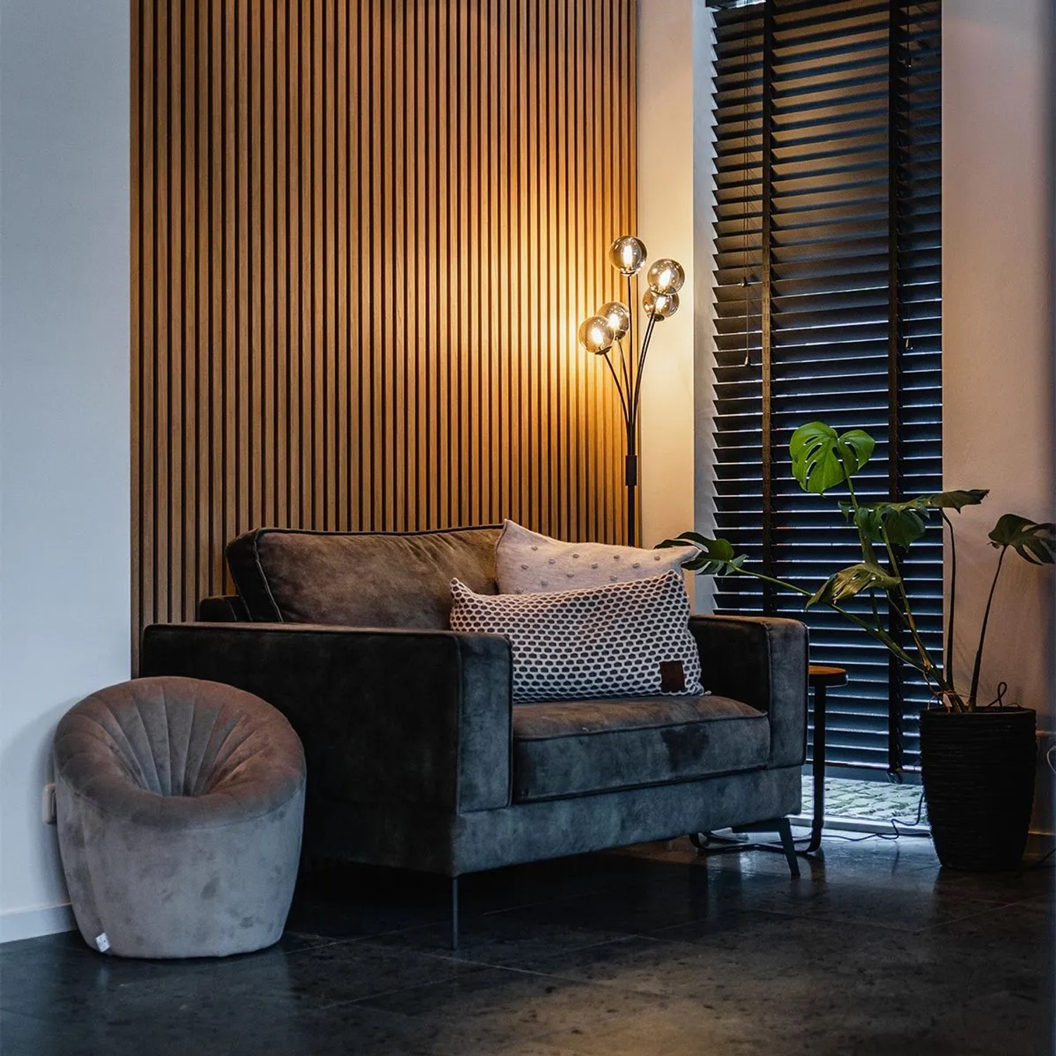 Moderne, schwarze 5-flammige Stehlampe Athen mit Rauchglas von QAZQA als Innenleuchte.