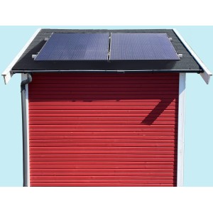 Priwatt Solaranlage priShed Duo auf Gartenhaus mit Dachschindeln. Zwei Solarmodule auf einem roten Gartenhaus.