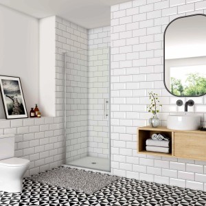 Duschparadies Nischentür 90x185cm, Drehtür aus 6mm NANO Glas in Badezimmer mit weißen Fliesen.