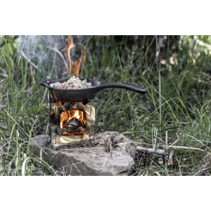 Petromax Feuerpfanne FP15H-T auf Kocher im Freien beim Kochen. Gusseisenpfanne mit Stiel.