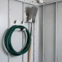 Biohort Gerätehaus Neo 2B Innenansicht. Gartenschlauch und Schaufel an Wandhalterung. Metall-Gerätehaus für Ordnung.