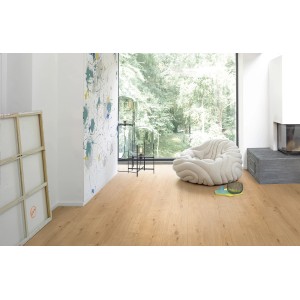 Heller Wohnraum mit Parador Designboden Landhausdiele Aura Eiche. Vinylboden in Holzoptik.