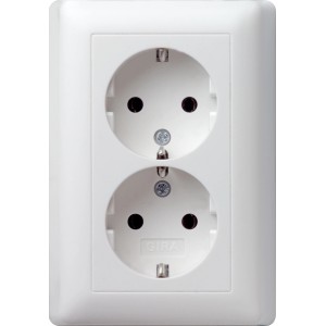 Gira Doppelsteckdose Standard55 in Reinweiß mit Abdeckung.