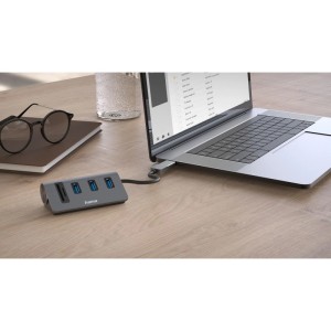 Hama USB-Hub/Kartenleser mit 5 Ports (3x USB-A, SD/microSD) und USB-C-Adapter am Laptop.