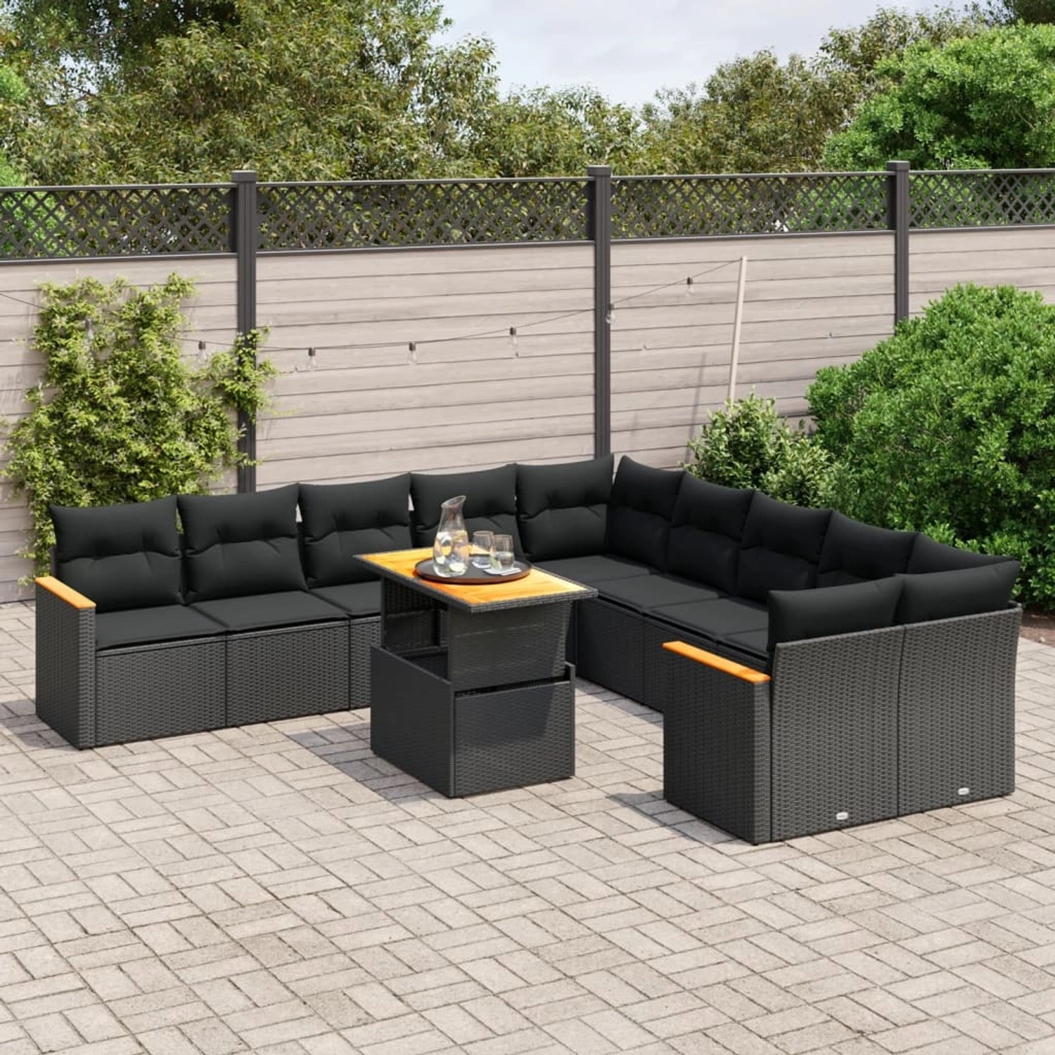 Schwarze 11-tlg. vidaXL Garten-Sofagarnitur aus Poly Rattan mit Tisch und Kissen.