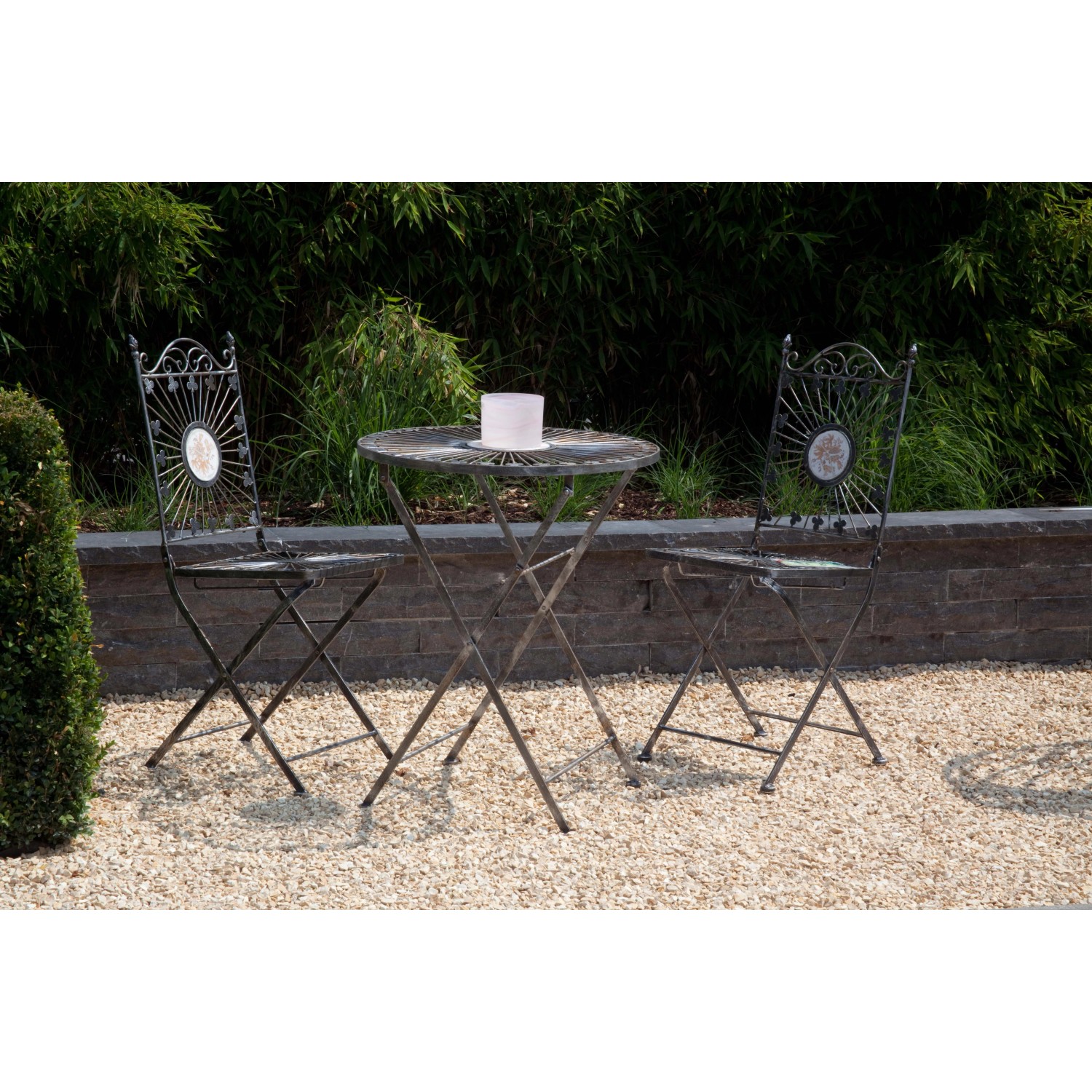 Zierkies Yellow Sun, hellbeige Kalkstein, 8-16 mm, als Bodenbelag im Garten.