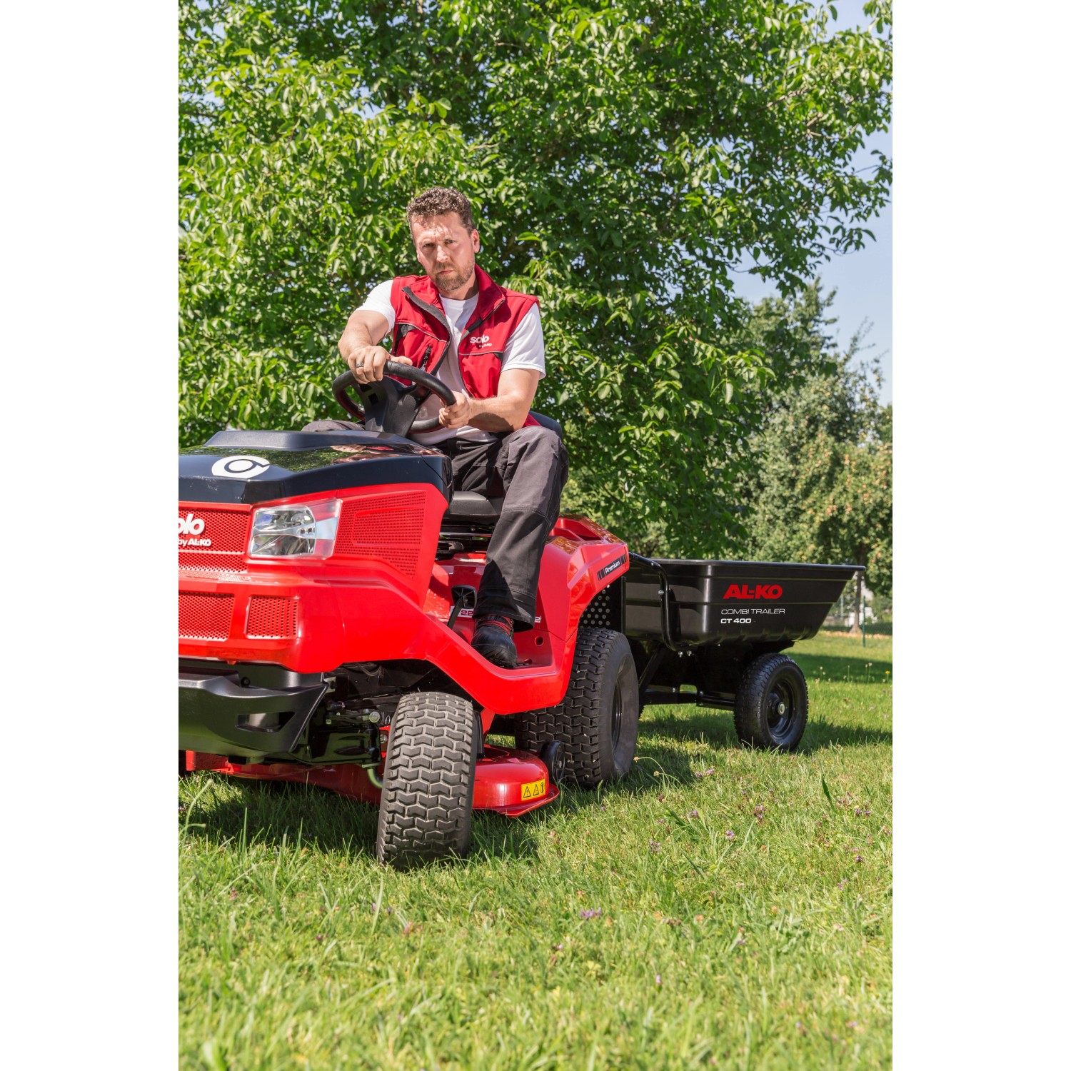 Al-Ko Combi Trailer CT 400 am Rasentraktor, Zubehör für Gartentraktoren.