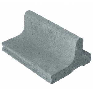 Grauer Mährandstein (25x18,5x12 cm) aus Beton zur einfachen Rasenkantenbegrenzung.