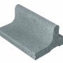 Grauer Mährandstein (25x18,5x12 cm) aus Beton zur einfachen Rasenkantenbegrenzung.