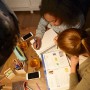 Zwei Kinder lernen am Tisch unter dem Licht einer Philips LED E27 Glühbirne.