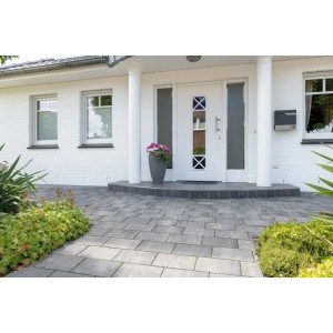 Diephaus Pflastersteine Mika, grau-schwarz nuanciert, als Gartenweg vor einem Hauseingang. Robust für Außenbereiche.