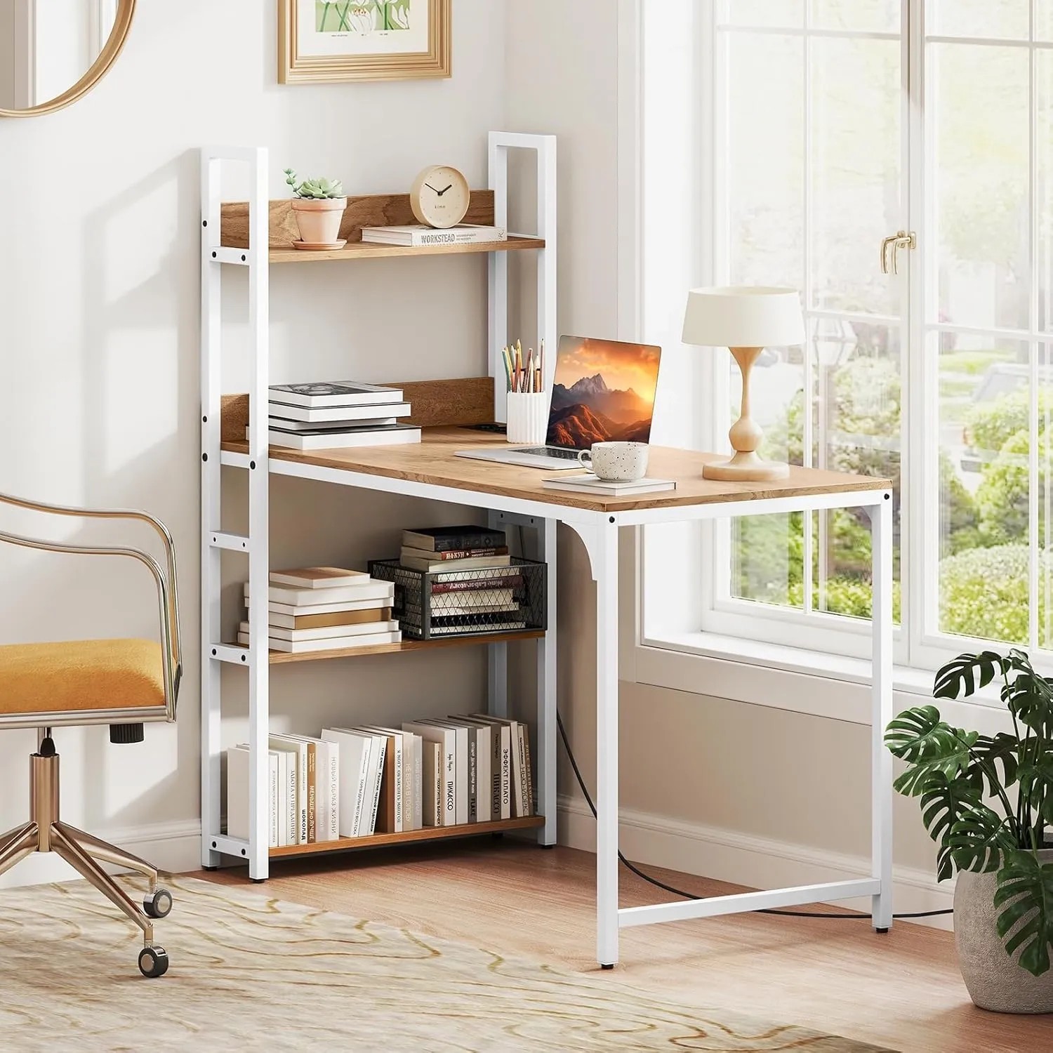 Costway Schreibtisch mit Regalen und Ladestation, naturfarbene Holzplatte und weißes Metallgestell.