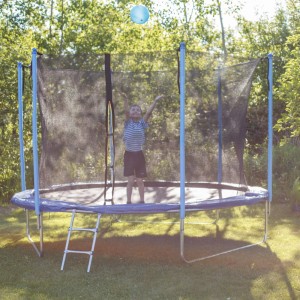 Silberne 2-stufige Trampolinleiter aus Stahl, universell, am Trampolin. Für sicheren Ein- und Ausstieg.