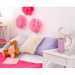 Näve Tischleuchte Max Pink-Weiß (12 cm) auf Nachttisch im Kinderzimmer.