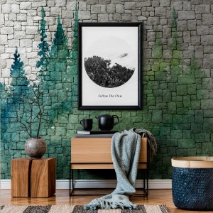 Grüne Fototapete mit Ziegelstein- und Wald-Motiv für Wohnräume.