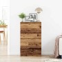 Stilvolles Sideboard in Altholz-Optik aus Holzwerkstoff, mit geschlossener Front und Deko im Wohnzimmer.