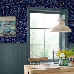 Blau gemusterte Joules Vliestapete Holcombe Floral im Raum mit Tisch und Fenster.