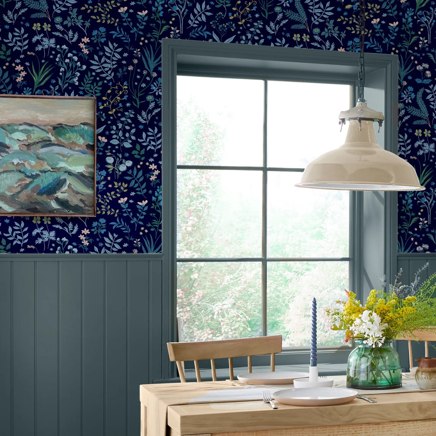 Blau gemusterte Joules Vliestapete Holcombe Floral im Raum mit Tisch und Fenster.