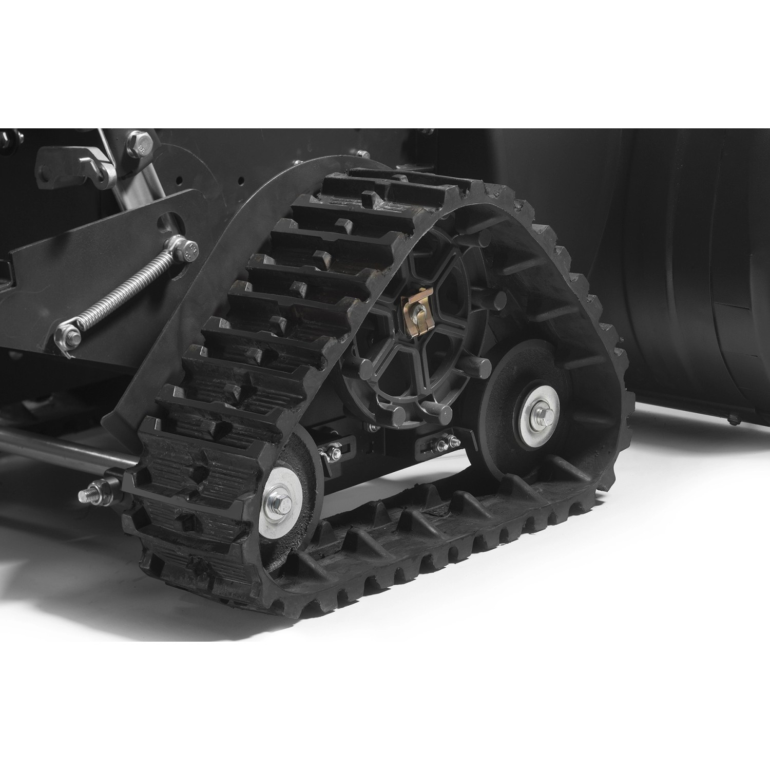 Detailaufnahme der Raupen der Stiga Benzin-Schneefräse ST 6272 P TRAC.